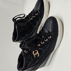 Juicy couture Black women booth Shoes size 7.5